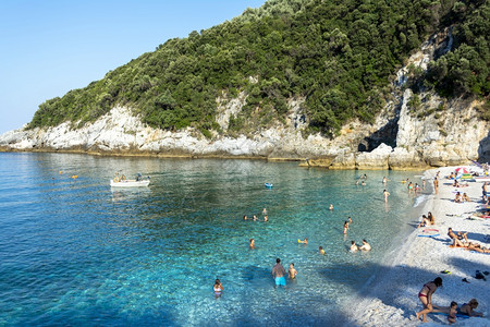 夏天希腊利姆尼奥纳斯海滩PelionLimnionasBeach20年8月1日希腊佩利昂的姆尼奥纳斯海滩人们立柱背景图片