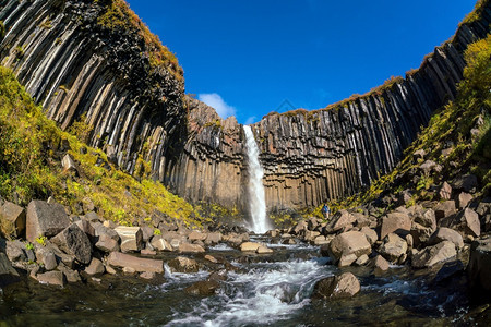 地标环境目的冰岛斯瓦尔蒂弗由黑色玄武岩熔六角柱环绕的戏剧瀑布图片