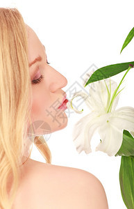 健康美丽的年轻女亲吻百合花近切的肖像福利自然图片