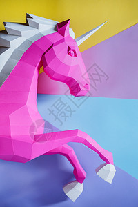 彩色背景上的纸独角兽头几何亮度和糊面颜色彩背景上的纸独角兽头标识几何学礼物图片