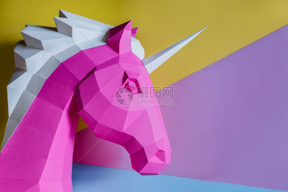 礼物彩色背景上的纸独角兽头几何亮度和糊面颜色彩背景上的纸独角兽头几何学折纸图片