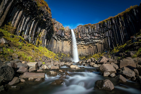 冰岛的斯瓦尔蒂弗由黑色玄武岩熔六角柱环绕的戏剧瀑布岩浆河风景优美图片