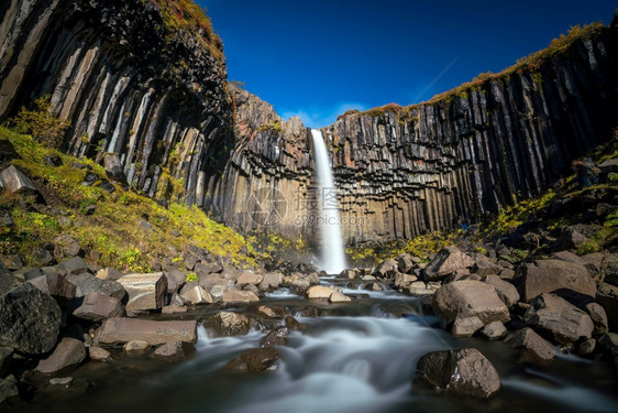 冰岛的斯瓦尔蒂弗由黑色玄武岩熔六角柱环绕的戏剧瀑布岩浆河风景优美图片
