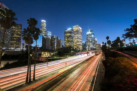 洛杉矶市中心晚上有灯光小路高速公运输著名的图片