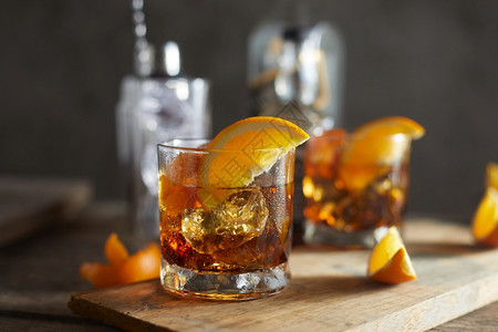 寒冷的庆典玻璃美味酒精饮料老式鸡尾酒加橙色切片图片