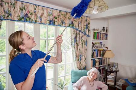 抛光护理女家庭帮助清洁房作为她的尘土和对老年妇女的谈话在室内图片