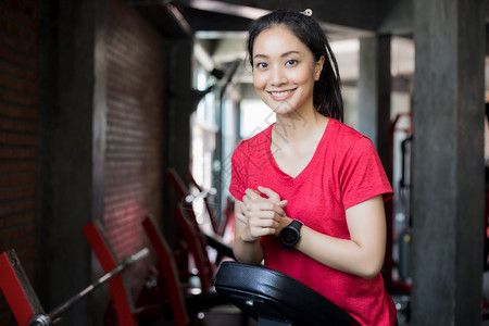 健美运动员俱乐部重量美丽的肌肉适合女人锻炼肌肉和健身女人在房锻炼康生活方式的概念图片