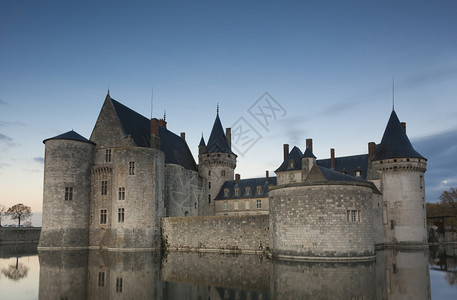 洛伊拉法国卢瓦尔中心萨利苏卢瓦城堡历史的尔河畔苏利图片