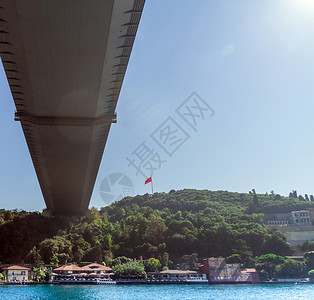 从下面水到伊斯坦布尔附近的博斯波鲁桥经过贝勒伊运输图片