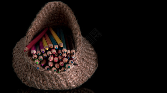 针织篮中的彩色铅笔图片