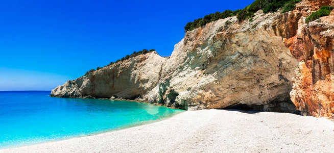 希腊语岩石莱夫卡达爱奥尼亚岛波托卡齐基海滩的美丽洋和滩如画图片