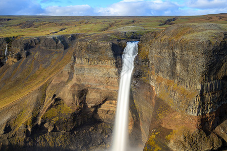 游客峡谷冰岛自然海弗斯瀑的风景和冒险概念背海洋之水在冰岛自然中的景观访问图片