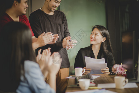 专业的在现代家庭办公室与幸福共聚一堂的亚洲自由职业工团成功批准图片