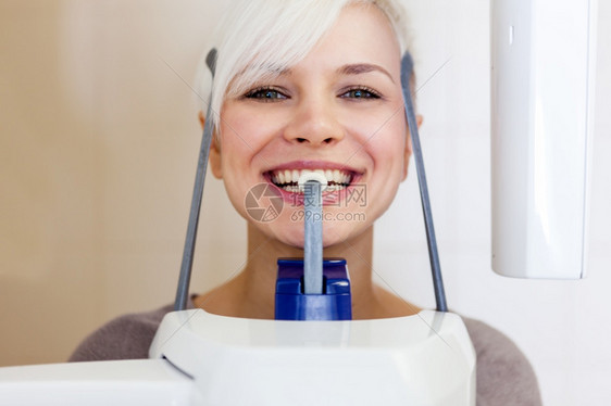 治疗牙齿的女性图片