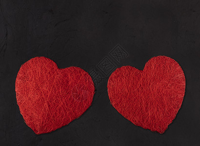 成形黑背景情人节概念上的两颗大红心手工艺品迷人的图片