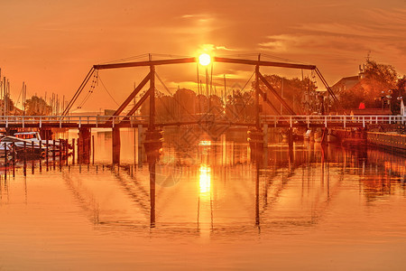 GreifswaldWieck日落风景中的木桥钓鱼海岸船图片