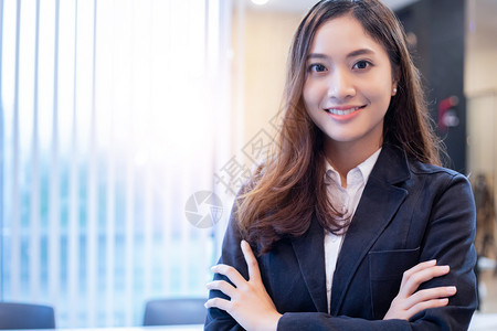 优雅美丽的商务女性图片