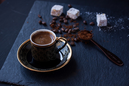 土耳其咖啡和喜菜咖啡桌子美味的饮料图片