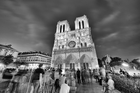 大教堂访问过巴黎圣母院2014年6月PARIS2014年6月圣母教堂夜间与游客一起参观每年有120万人访问圣母教堂图片