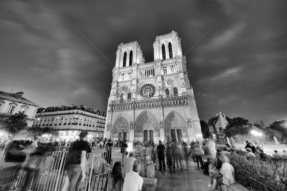 大教堂访问过巴黎圣母院2014年6月PARIS2014年6月圣母教堂夜间与游客一起参观每年有120万人访问圣母教堂图片