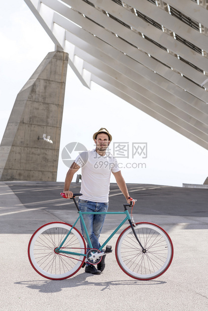 潮人运动青年在城市的夏日骑自行车生态图片