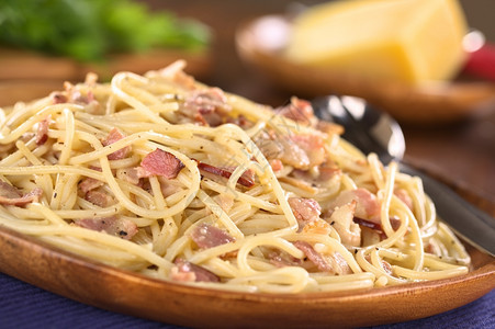 香料SpaghettiallaCarbonara在木板上服务选择焦点餐三分之一具卡博拉图片