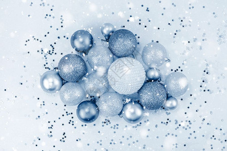 庆典快乐的假期新年或圣诞节定型公寓铺设最高视野Xmas节庆祝珍珠装饰玩具球火花彩色蓝纸背景与20年的雪颜色图片