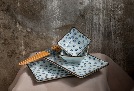 粉桌布上的一套陶瓷板碗和木棍陶瓷餐具美丽的安排复制空间选择焦点等经典的收藏装饰风格图片