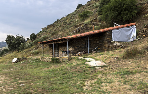 片岩在传统的地方建筑中起的一栋房子如今该建筑构成了葡萄牙科阿谷史前岩石雕刻世界遗产址的低水平安全在传统地方建筑中起了一栋房屋地点图片