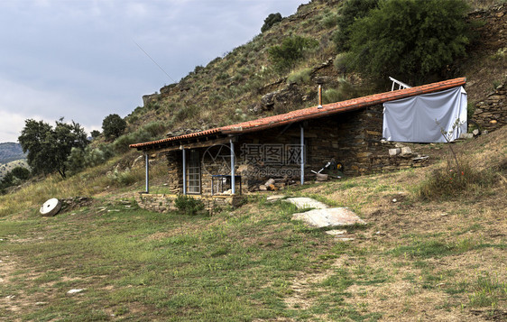 片岩在传统的地方建筑中起的一栋房子如今该建筑构成了葡萄牙科阿谷史前岩石雕刻世界遗产址的低水平安全在传统地方建筑中起了一栋房屋地点图片