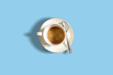 美丽的最起码模式在浅蓝色面粉桌上有一个咖啡杯的顶部视图平板摄影饮料天线图片