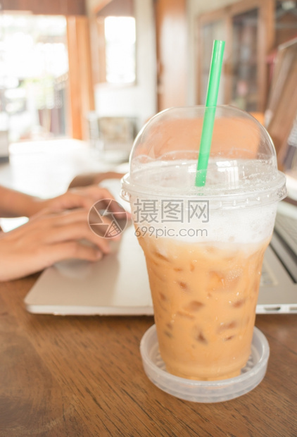 咖啡店的互联网服务股票照片冰工作茶图片