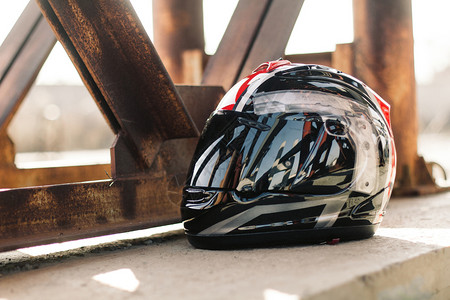 城市光亮背景的现代摩托车头盔种族金属运动的图片