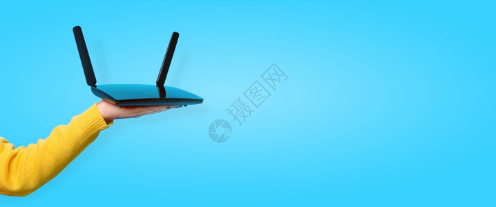 蓝色的电脑黑wifi路由器手持蓝色背景全模拟图像连接图片