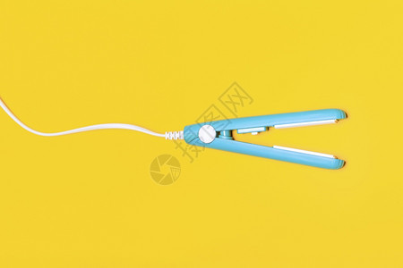 电的气拉直黄色背景中的薄荷醇卷发器图片