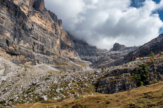 经过白云石意大利布伦塔多洛米特斯伦蒂诺山峰景象岩石图片