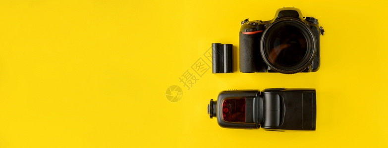 数码单反平面结构包括摄影师的装备和黄色背景底座闪电和池上黄底的粉末设备和附件顶视光照相师的服装设备Flat与摄影师的器具和黄色底图片