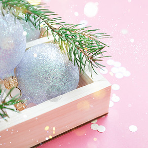 闪亮的新年圣诞节Xmas庆新年祝活动组成珍珠装饰玩具木板圆盒火花枝和彩色粉红纸背景空间Square模板欢迎明信片文本设计球盒子背景图片