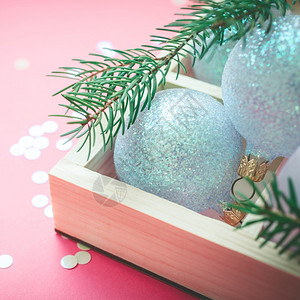 新年圣诞节Xmas庆新年祝活动组成珍珠装饰玩具木板圆盒火花枝和彩色粉红纸背景空间Square模板欢迎明信片文本设计正方形假期蓝色背景图片