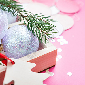 新年圣诞节Xmas庆新年祝活动组成珍珠装饰玩具木板圆盒火花枝和彩色粉红纸背景空间Square模板欢迎明信片文本设计千禧一代时髦的背景图片