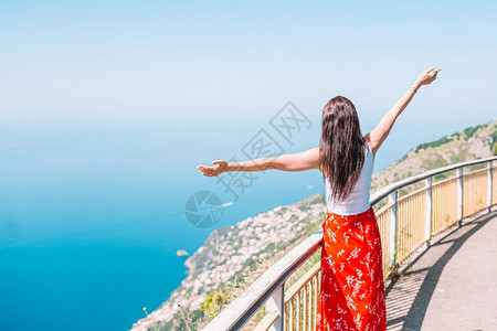 晴天白色的地标意大利村庄和蓝色海背景的年轻女子意大利阿马尔菲海岸意大利的暑假阿马尔菲海岸波西塔诺村庄背景的年轻女子图片