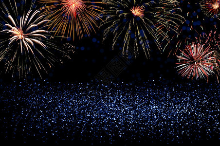 蓝色闪亮背景的多彩烟花同时复制空间新年庆祝活动和节日概念丰富多彩的新幸福图片