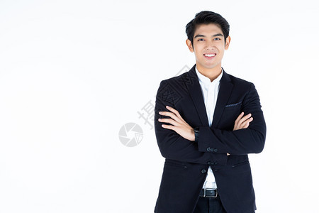 微笑越过时尚的英俊年轻亚洲男子的肖像手折叠在白灰空复制间工作室背景商业成功概念灰色的图片