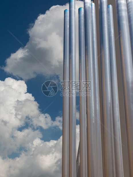 巨型结构旅游背景中的钢铁金属管和蓝天空现代建筑设计主题现代建筑设计外部的图片