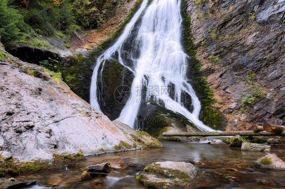 瓦卢尔米雷塞在春天的瀑布灿烂溪流面纱图片
