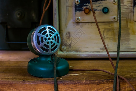 记录佛兰芒语声音旧式录室频广播和录设备的旧式麦克风背景图片