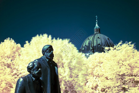 世界结构体马克思和恩格尔斯的雕像幕后有柏林人多姆背景图片