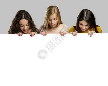 人拉东西图片_人拉东西素材_人拉东西高清图片_摄图网图片下载