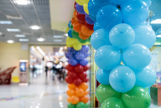 团体当地商场新开小店的多彩气球浪漫狂欢图片