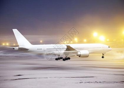 可靠的商业到达在非飞行天气暴风雪下机场的白色飞图片